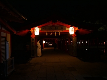 夜の厳島神社入口.jpg