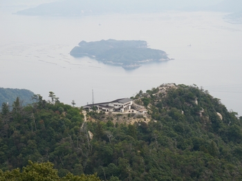 弥山展望台から見た獅子岩駅２.jpg